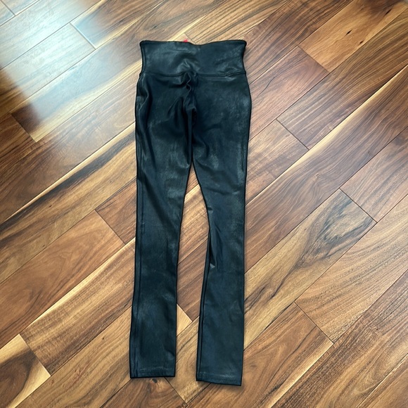 SPANX BLACK FAUX LEATHER PETITE SIZE XSMALL LEGGINGS - Picture 4 of 5